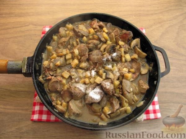 Куриная печень по-строгановски с грибами и сливками