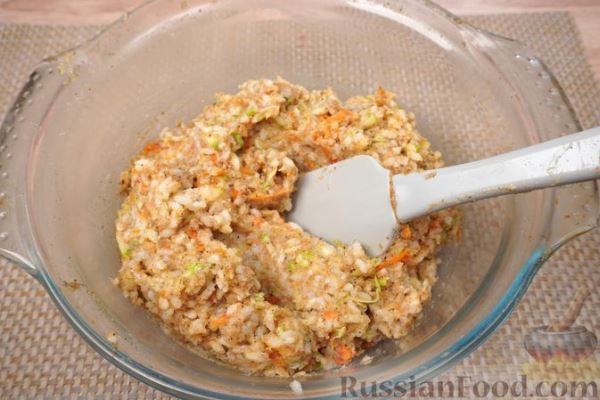 Рыбные котлеты с рисом, салом и кабачком