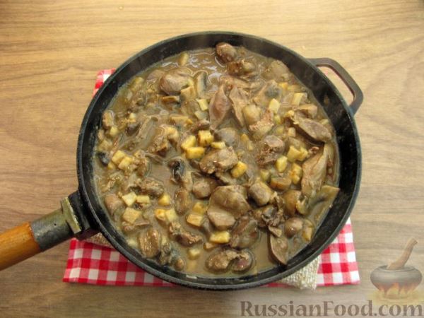 Куриная печень по-строгановски с грибами и сливками