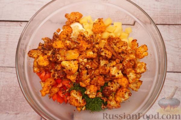 Салат с цветной капустой, перцем, кукурузой и сыром