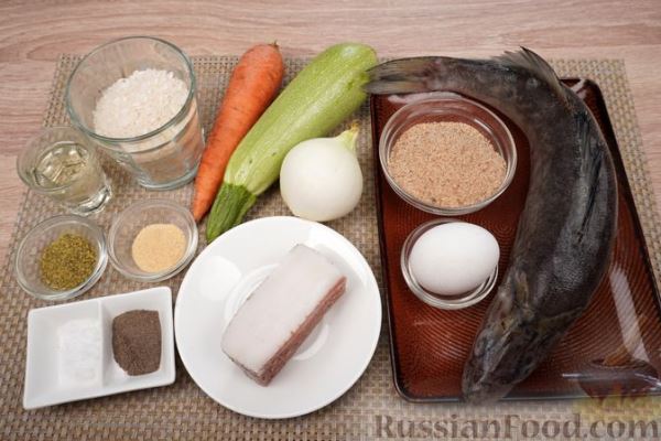 Рыбные котлеты с рисом, салом и кабачком