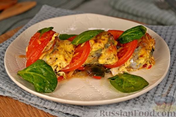 Скумбрия, запечённая с помидорами, перцем и шпинатом