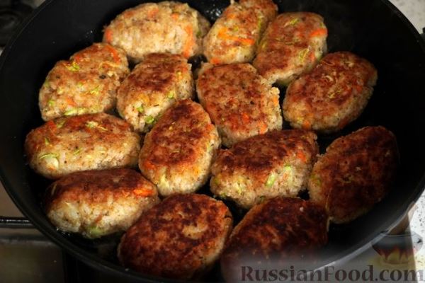 Рыбные котлеты с рисом, салом и кабачком