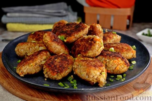 Рыбные котлеты с рисом, салом и кабачком