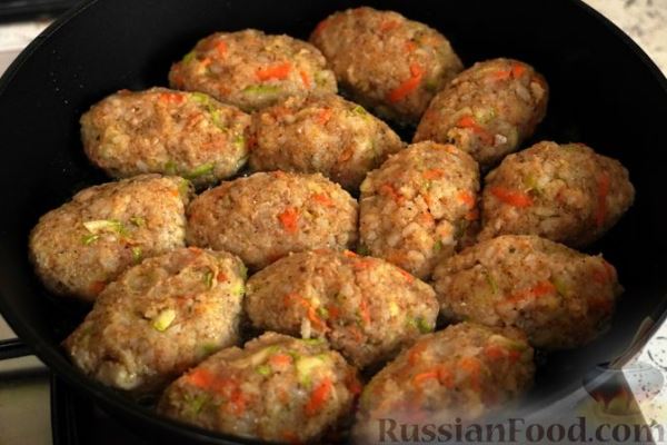 Рыбные котлеты с рисом, салом и кабачком