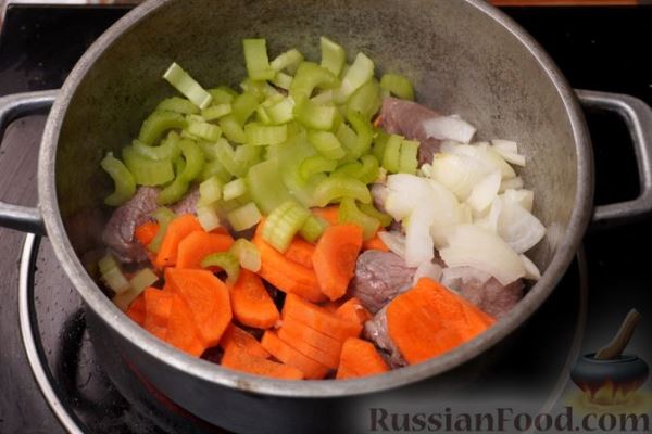 Суп-жаркое с говядиной, грибами, перцем и сельдереем