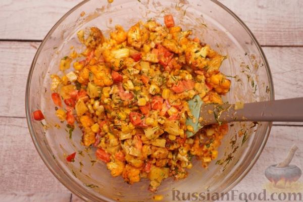 Салат с цветной капустой, перцем, кукурузой и сыром