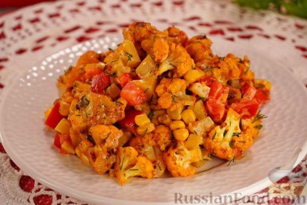 Салат с цветной капустой, перцем, кукурузой и сыром