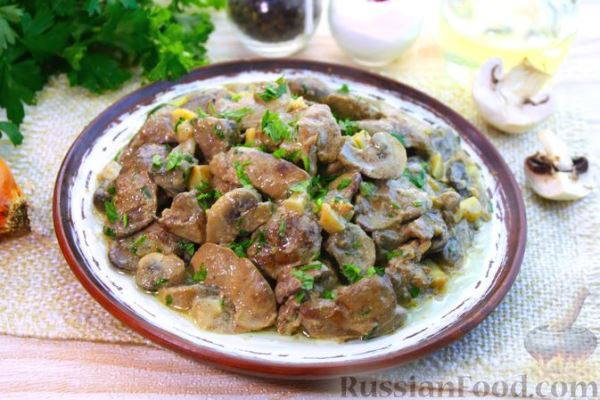 Куриная печень по-строгановски с грибами и сливками