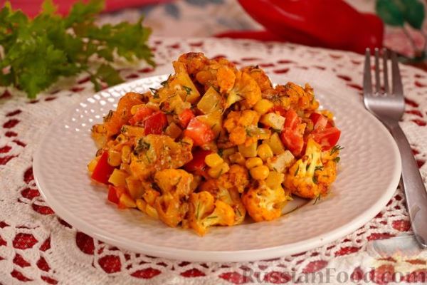 Салат с цветной капустой, перцем, кукурузой и сыром