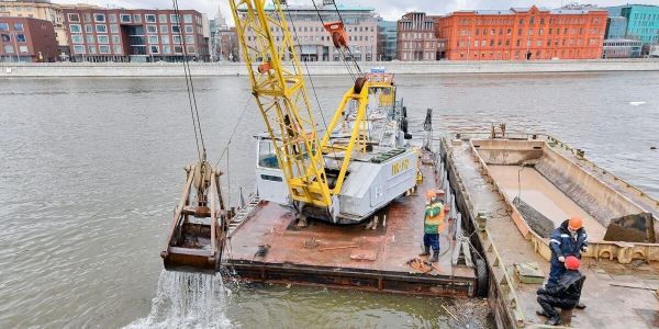 В акватории Москвы-реки и Яузы собрали 600 тонн плавающего мусора