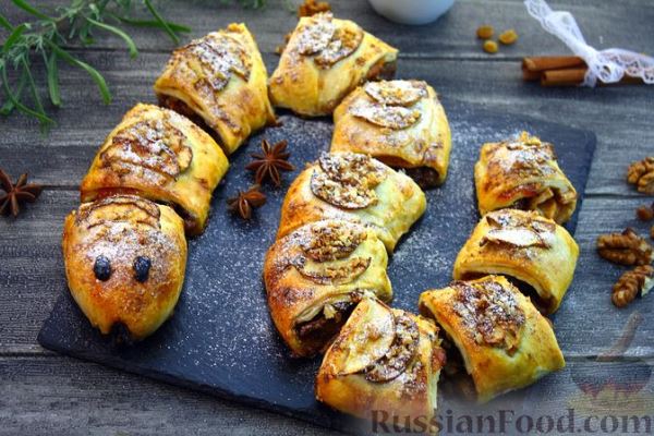 Слоёные рулетики с яблоками, джемом, изюмом и орехами