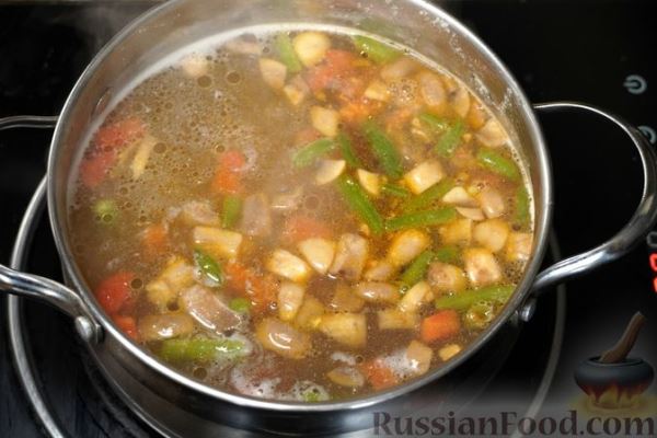 Куриный суп со стручковой фасолью и грибами