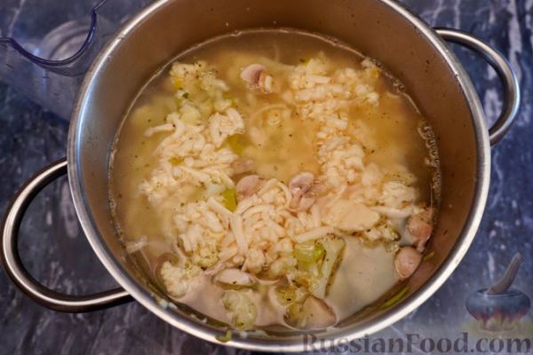 Сырный суп с цветной капустой, грибами и сливками