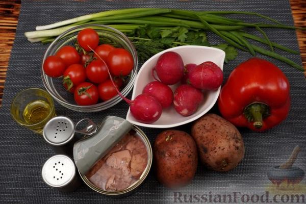 Салат с рыбными консервами, свежими овощами и отварным картофелем