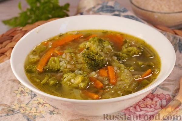 Овощной суп с брокколи, рисом и стручковой фасолью