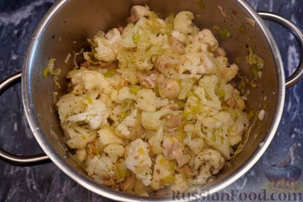 Сырный суп с цветной капустой, грибами и сливками