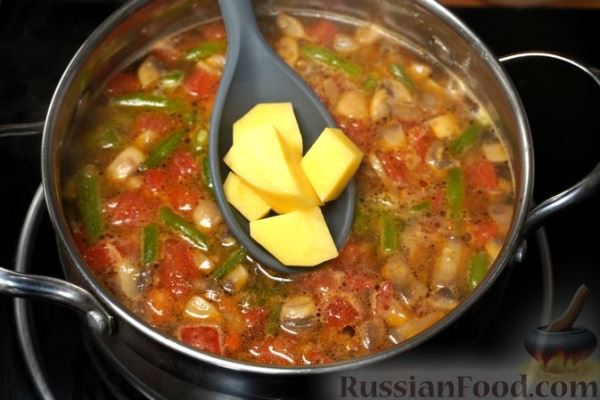 Куриный суп со стручковой фасолью и грибами